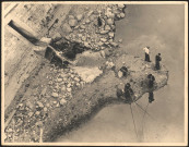 Pêcheurs à la ligne au pied d'une pile d'un pont à [Lyon].