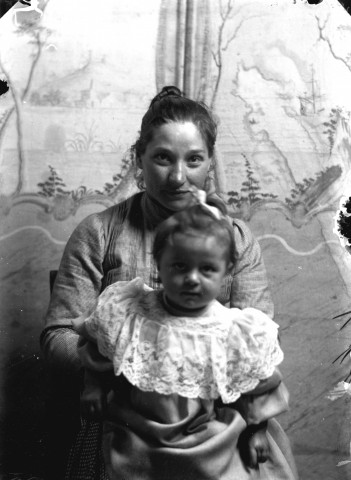Jeune femme avec son bébé sur les genoux.
