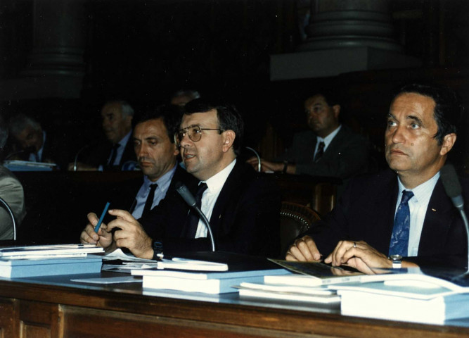 Premier rang, de gauche à droite : Jean FLACHER, Jean-Luc DA PASSANO, Michel THIERS. Deuxième rang, de gauche à droite : François CHAVANT, Joseph DUCARRE, un homme non identifié, Michel MERCIER.