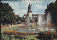 Lyon. Les jardins et les bassins de la place Carnot.