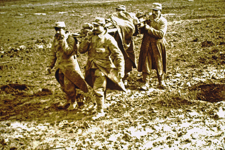 Éparges, transport de blessés.