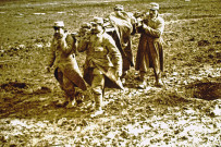 Éparges, transport de blessés.