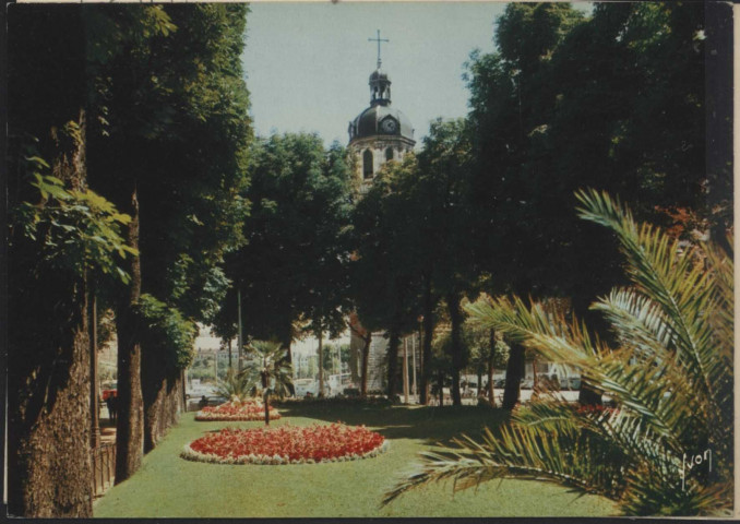 Lyon. Les jardins de la place Bellecour et le clocher de la Charité.