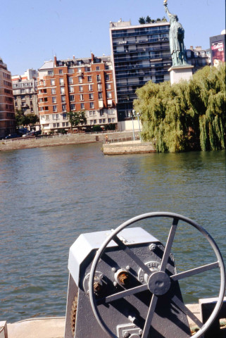 La Seine, les ponts, les quais et les péniches.