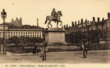 Lyon. Place Bellecour. Statue équestre de Louis XIV .
