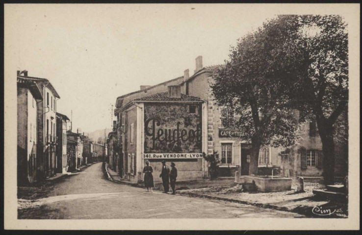 Saint-Symphorien-d'Ozon. Place des tilleuls.