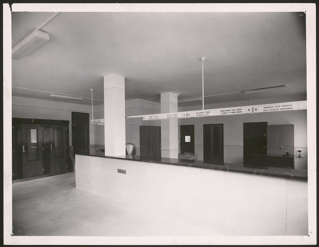 Bureau des Postes et Télécommunications, angle cours Eugénie et place du Château (3e arrondissement de Lyon).