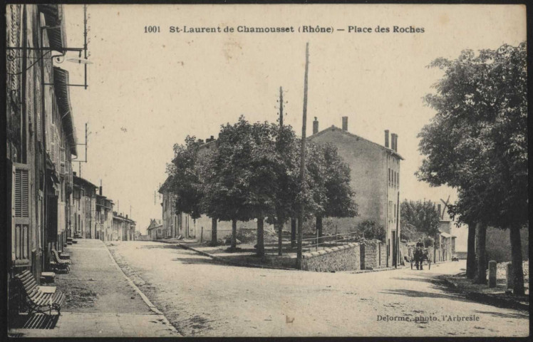 Saint-Laurent-de-Chamousset. Place des Roches.