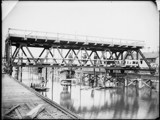 Canal de Jonage : caisson à l'air comprimé à l'usine-barrage au 15K780, cue latérale (25 janvier 1896).