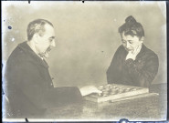 Les époux Mauriat jouant au jeu de dames.
