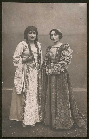 En costume d'époque.