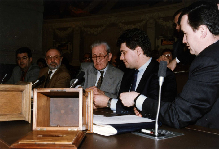 De gauche à droite : un homme non identifié, Lucien DURAND, Frédéric DUGOUJON, Gilles LAVACHE, Albéric DE LAVERNÉE.