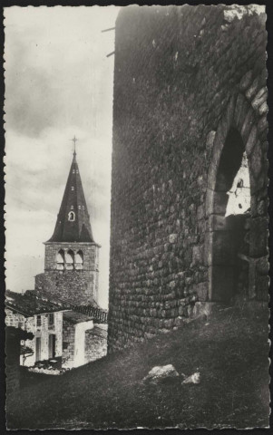 Saint-Martin-en-Haut. Le clocher de Rochefort et la grande porte du vieux château.