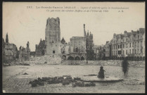 Aspect d'Arras après le bombardement. Ce qui reste du célèbre beffroi et de l'hôtel de ville.
