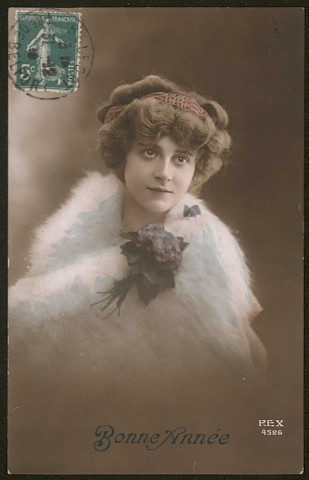 Avec bouquet d'hortensias.