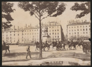 Place Bellecour à Lyon avec soldats à cheval.