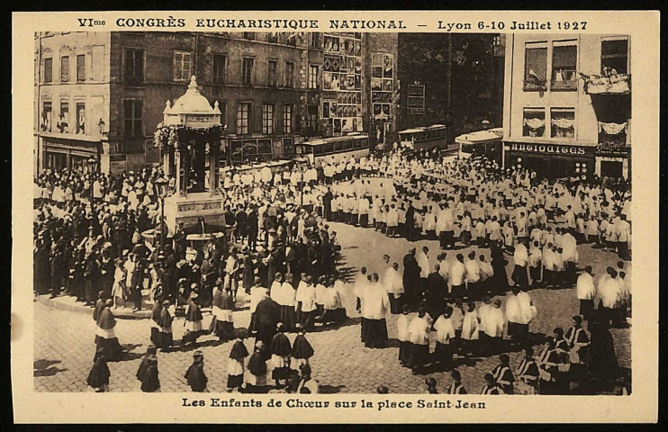 Les Enfants de Chœur sur la place Saint-Jean.
