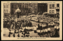 Les Enfants de Chœur sur la place Saint-Jean.