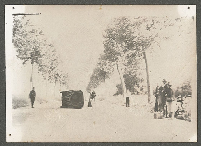 Avec témoins, forces de l'ordre ou passants.