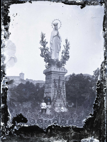 La Vierge couronnée à Lourdes (Hautes-Pyrénées).