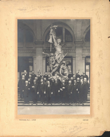 Photographie prise dans la cour intérieure de l'Hôtel du département, au pied d'une statue.