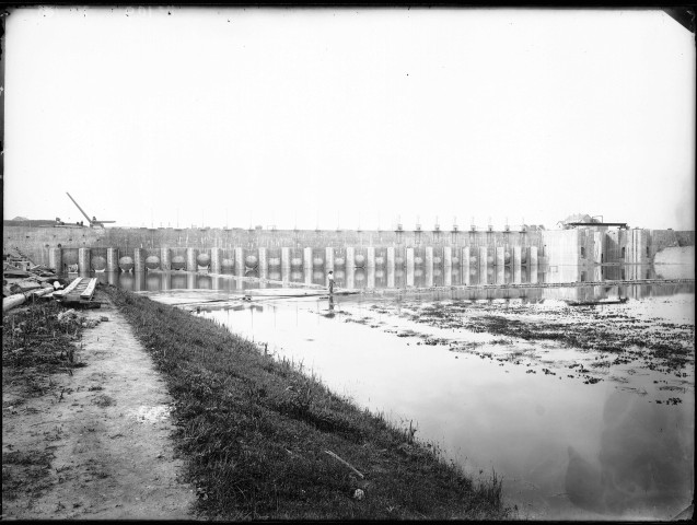 Canal de Jonage : ancien mur de garde au 5K575, vue d'ensemble à l'amont (30 mars 1897).