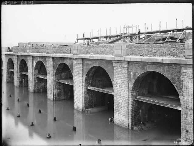 Canal de Jonage : usine-barrage au 15K1780, détail façade aval, chambre des turbines (6 février 1897).