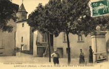 Lentilly. Place de la Pompe et la tour du vieux château.