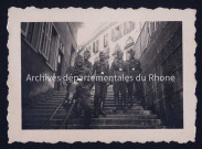 Soldats dans des escaliers.