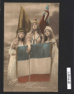 Trois jeunes femmes avec drapeaux et sabre.