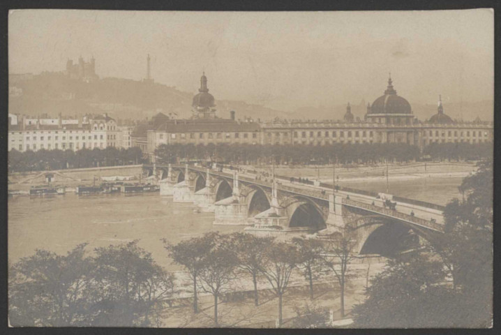 Pont de la Guillotière et l'Hôtel-Dieu de Lyon.