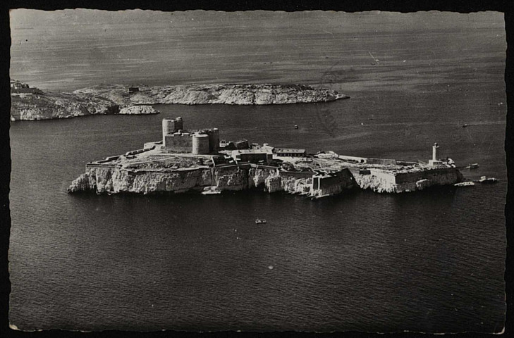 Vue aérienne du château d'If et des îles du Frioul.
