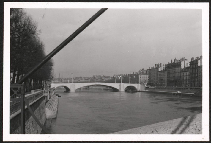 Février-mars, septembre 1952.