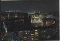 Lyon. La cathédrale Saint-Jean et la ville le soir des Illuminations du 8 décembre.