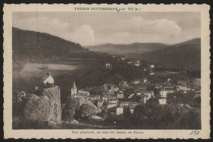 Yzeron. Vue générale, au loin les monts du Forez.