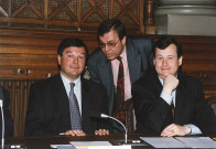 De gauche à droite : Michel MERCIER, un homme non identifié, Albéric DE LAVERNÉE.