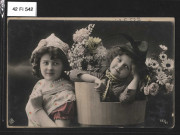 Jeune fille et garçonnet en costumes folklorique et avec des fleurs.