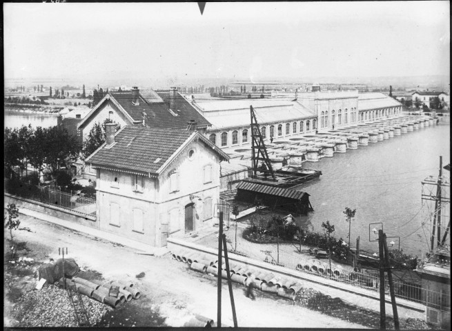Canal de Jonage : vue d'ensemble de l'usine barrage.