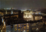 Lyon. La cathédrale Saint-Jean et la ville, le soir des illuminations du 8 décembre.