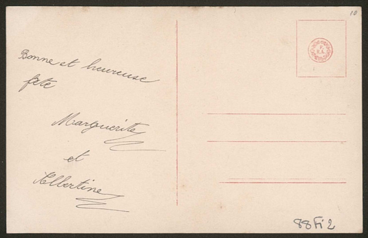 Avec bouquet de roses.