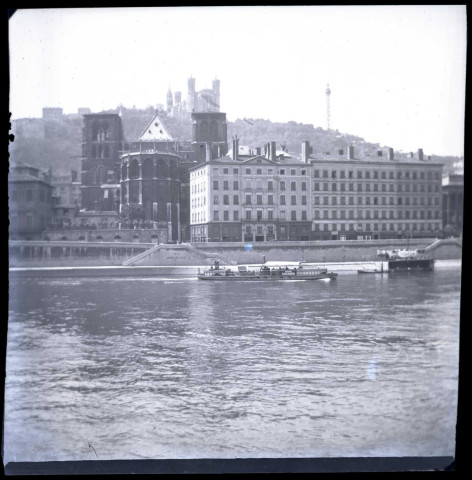 Vue d'ensemble du chevet depuis le quai Saint-Antoine.