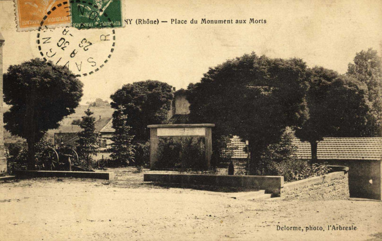 Savigny. Place du monument aux Morts.