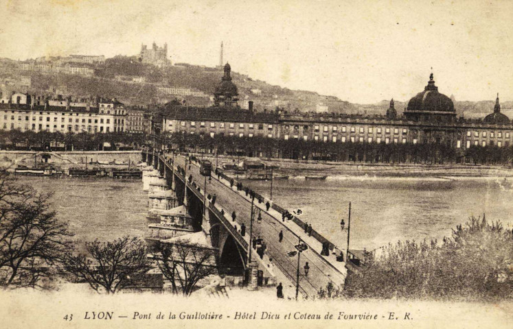 Lyon. Pont de la Guillotière, Hôtel-Dieu et coteau de Fourvière.