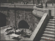Matelassiers au travail sur le quai de la Pêcherie, à l'aplomb du pont du Change.