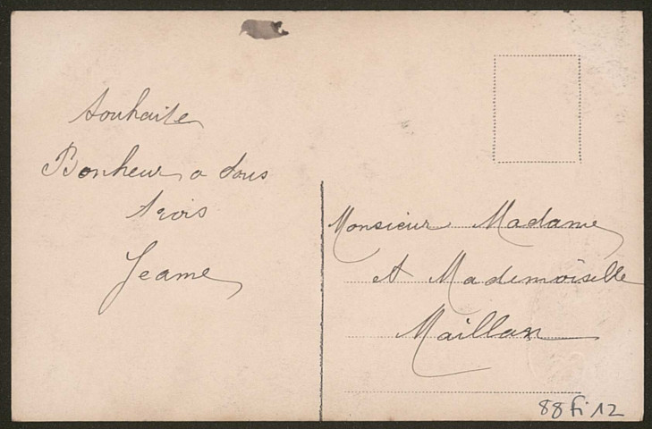 Jeune fille en robe rose.