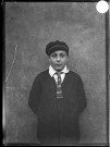 Jeune garçon avec casquette et cravate rayée.