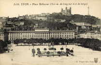 Lyon. Place Bellecour (310 m de long sur 210 m de large).