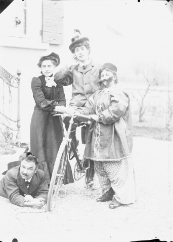 Groupe de quatre personnes costumées et grimées avec vélo.