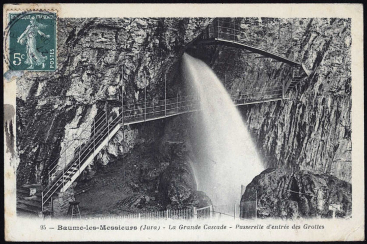 La grande cascade et la passerelle d'entrée des grottes.