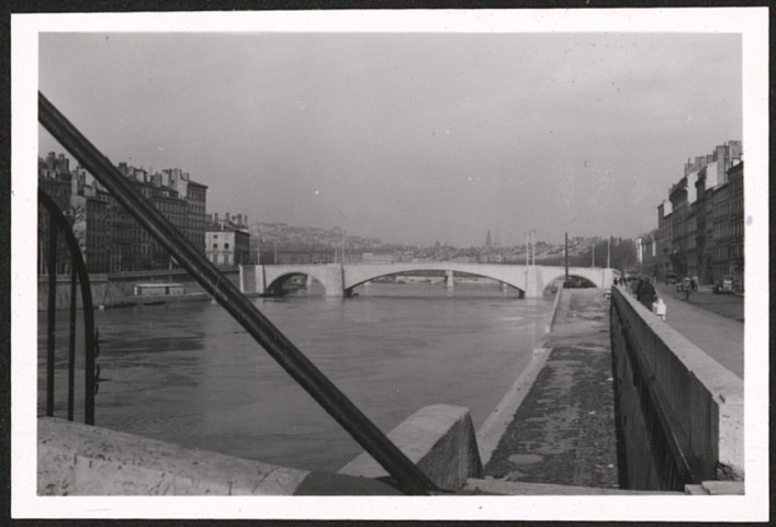 Février-mars, septembre 1952.